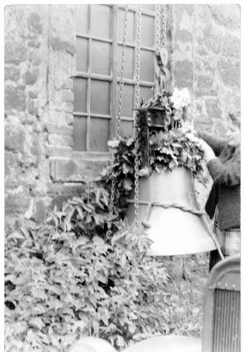 1955 Hannchen schmueckt die reparierte Glocke der Almricher Kirche